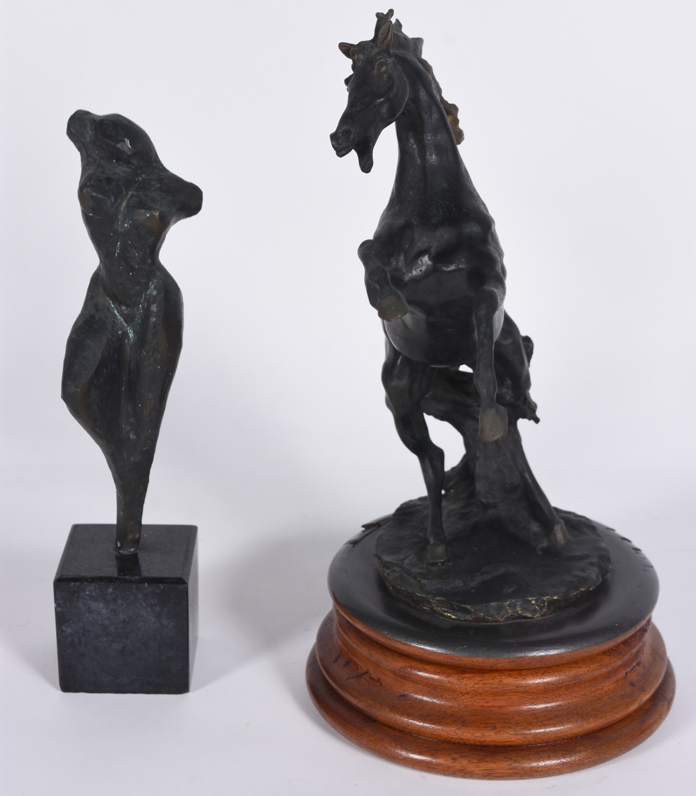 Duas esculturas de petit bronze, uma delas representando cavalo com... - foto 2 de 6