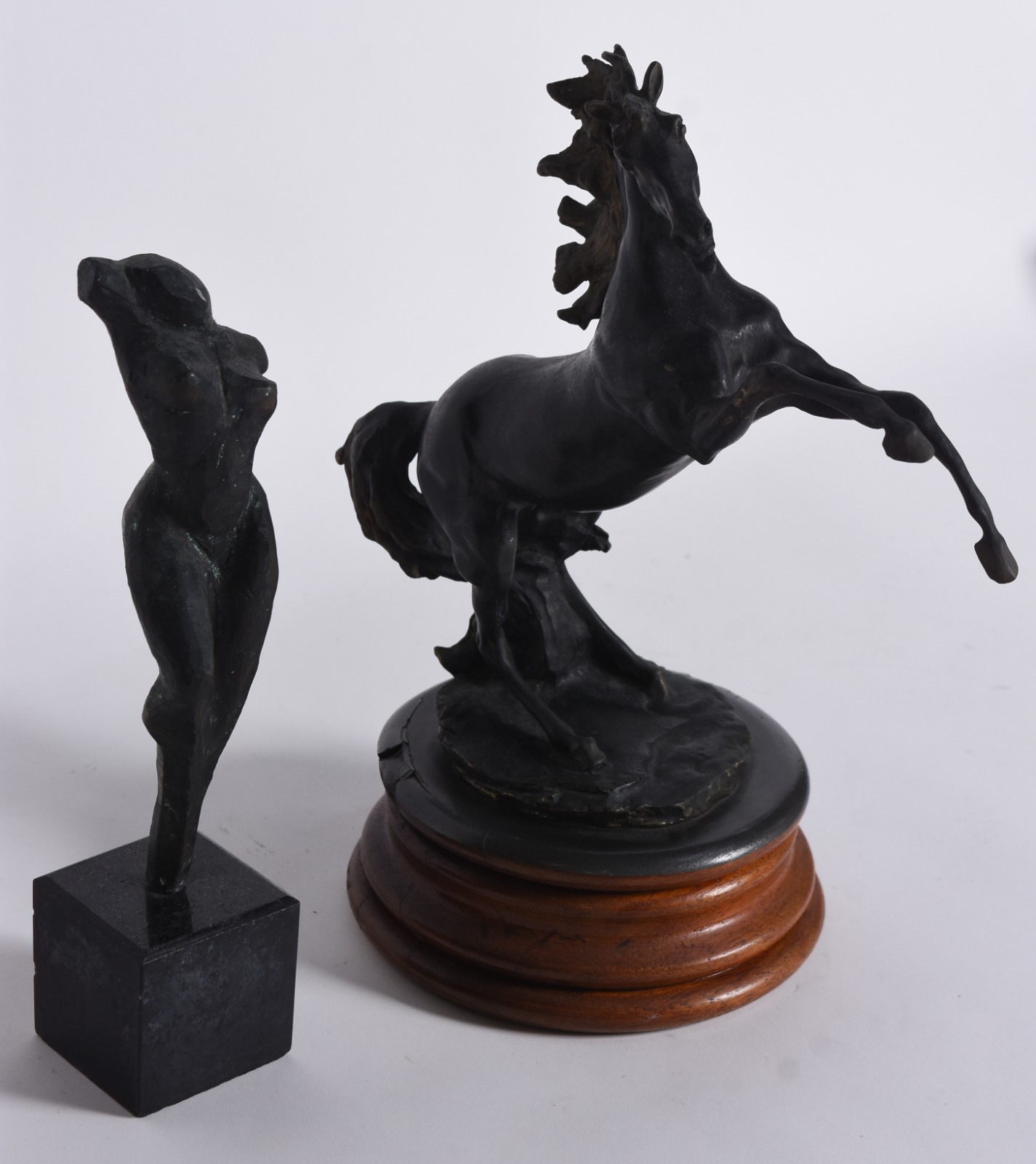 Duas esculturas de petit bronze, uma delas representando cavalo com... - foto 3 de 6