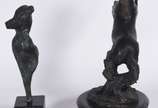 Duas esculturas de petit bronze, uma delas repr... - Duas esculturas de petit bronze, uma delas representando cavalo com base de madeira, e a outra, figura feminina com base de mármore.