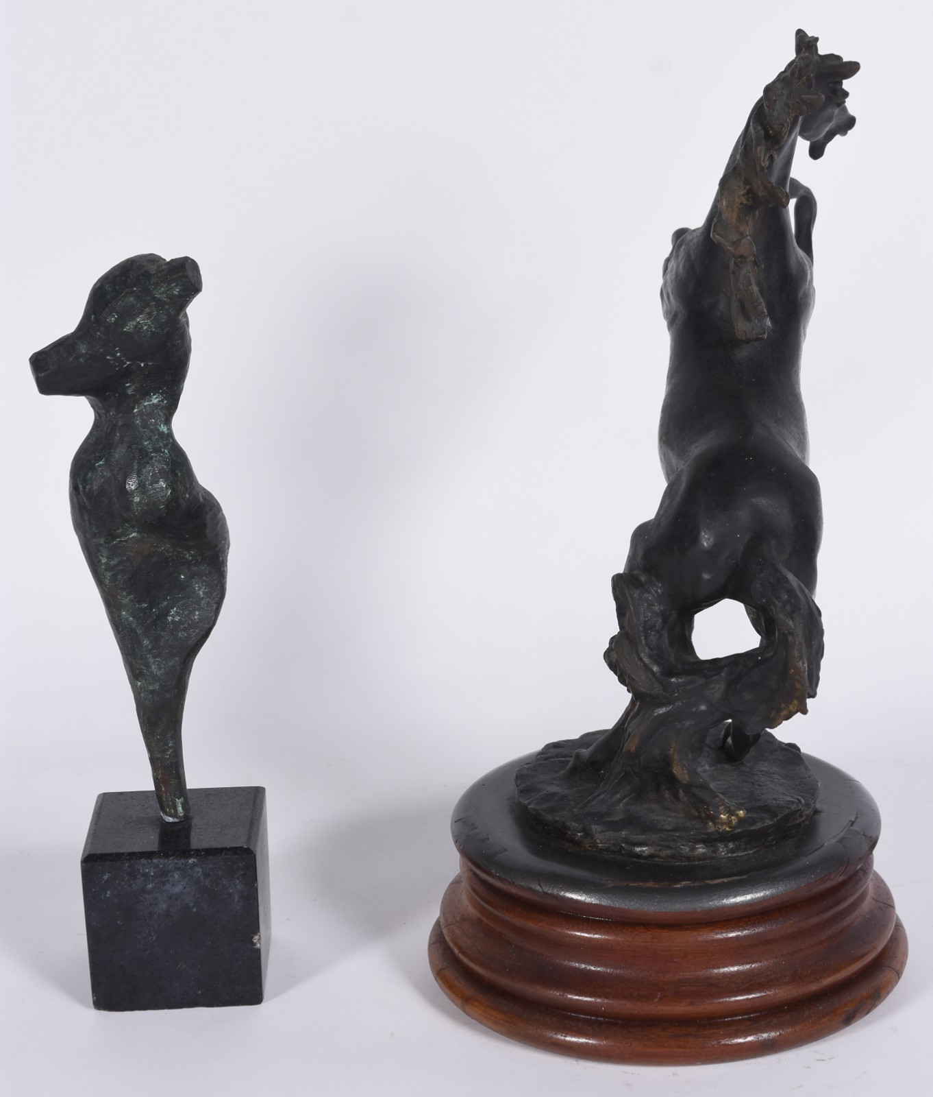 Duas esculturas de petit bronze, uma delas representando cavalo com... - foto 4 de 6