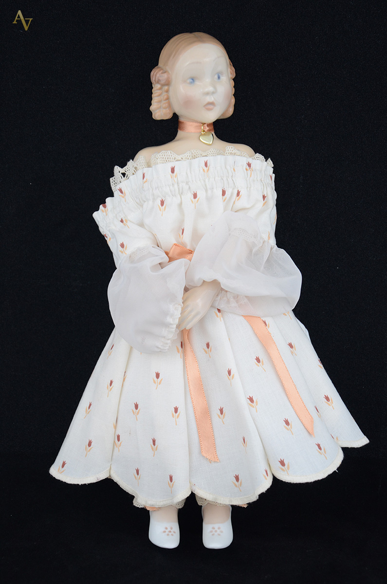 B & G - Escultura de porcelana representando menina com roupas em...