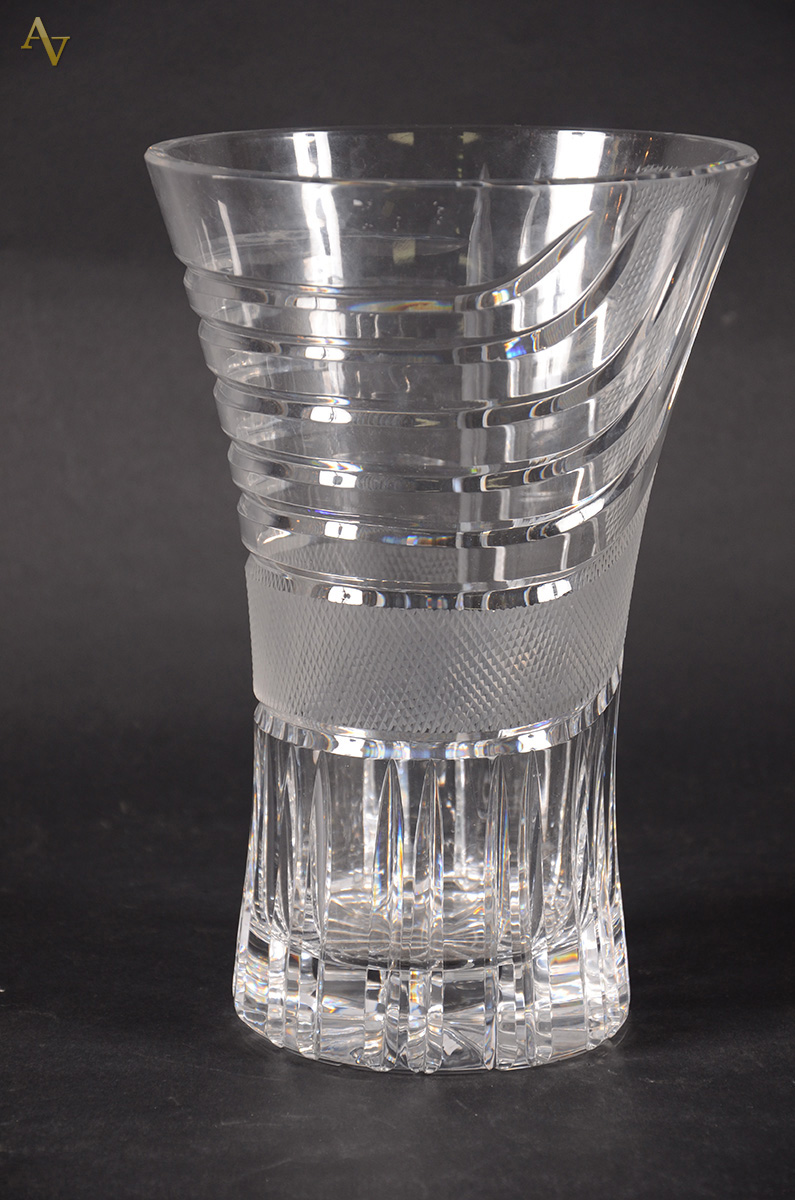 Vaso de cristal lapidado. Diam. 20 cm - alt. 30 cm.