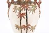 Ânfora de faiança japonesa de Satzuma, decorado... - Ânfora de faiança japonesa de Satzuma, decorado de um dos lados com figuras em policromia e realces dourados, lado oposto com palmeiras. Assinad...