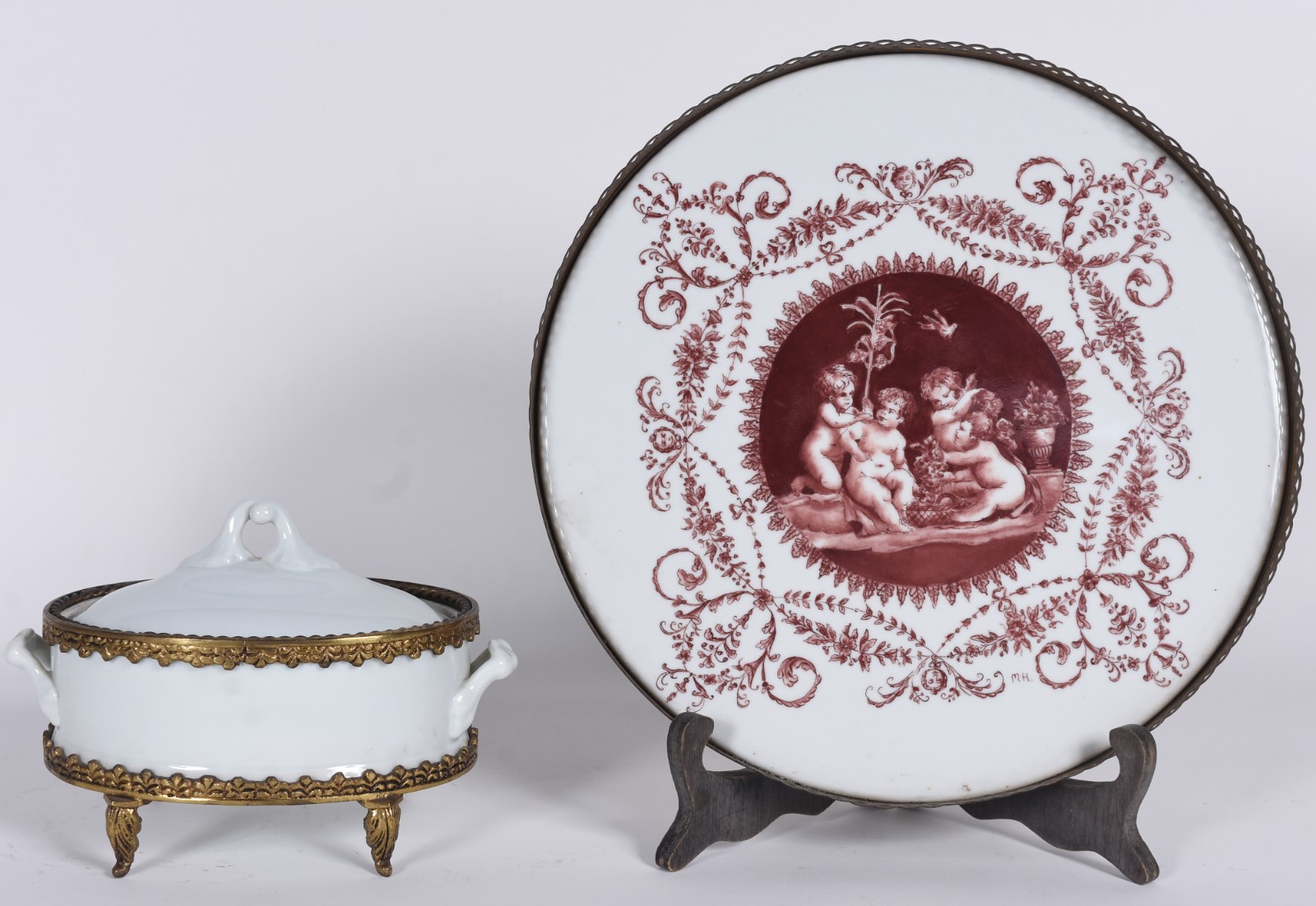 Duas peças de porcelana, sendo potiche oval branco com bordas de... - foto 1 de 6