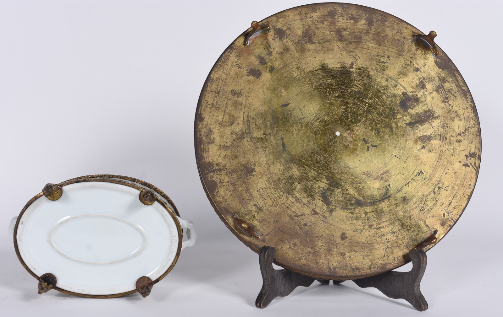 Duas peças de porcelana, sendo potiche oval branco com bordas de... - foto 2 de 6