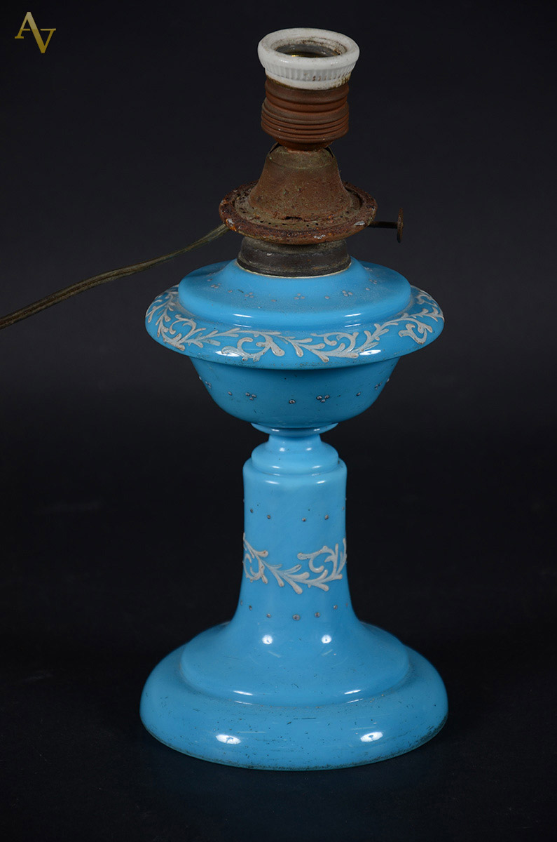 Base para abatjour de opalina na cor azul. Alt. 31 cm.