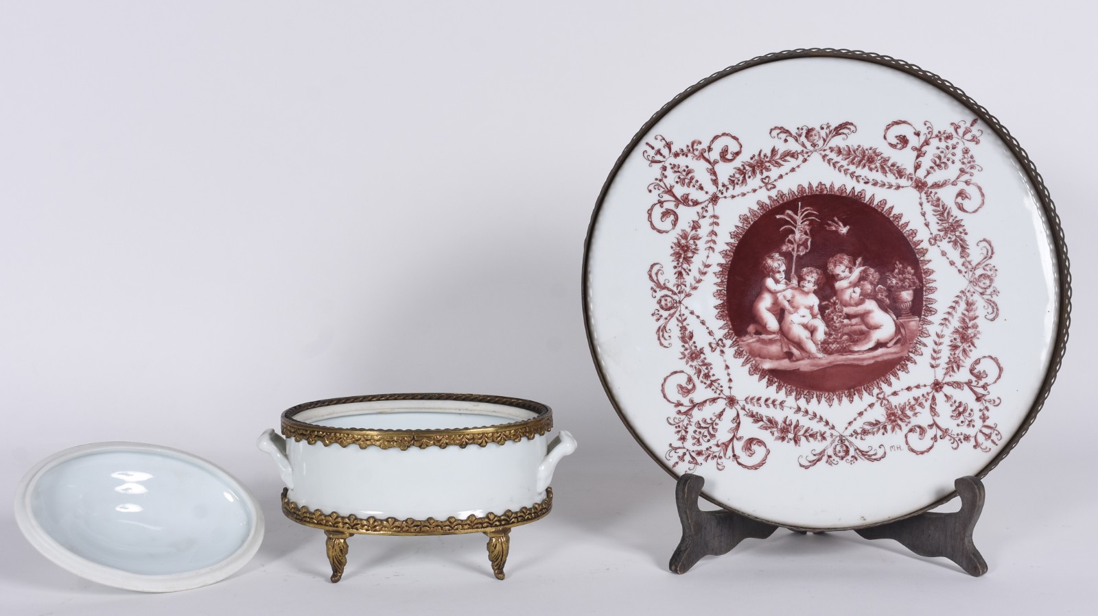 Duas peças de porcelana, sendo potiche oval branco com bordas de... - foto 3 de 6