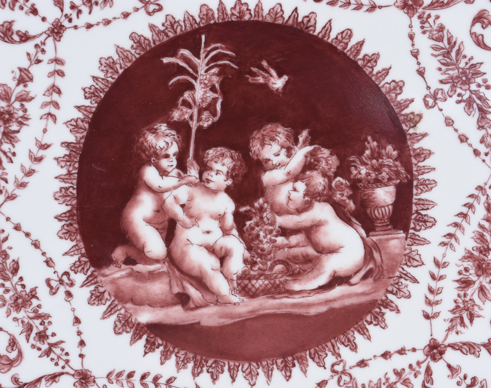 Duas peças de porcelana, sendo potiche oval branco com bordas de... - foto 4 de 6
