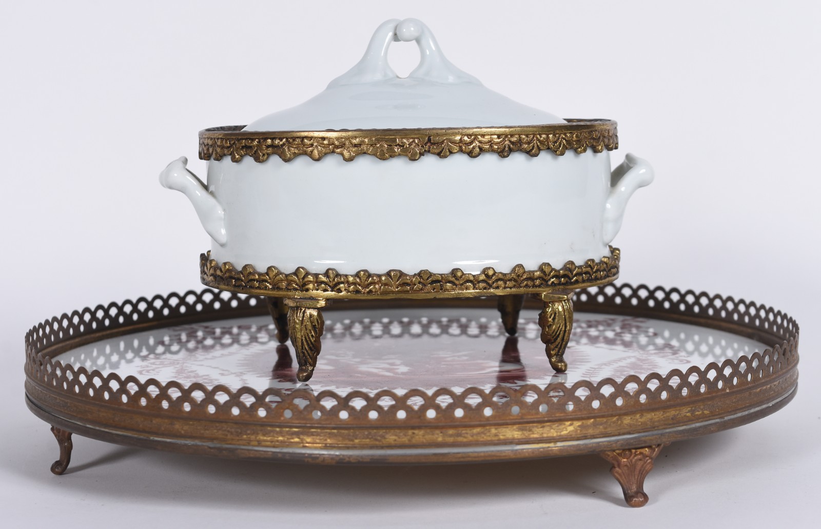 Duas peças de porcelana, sendo potiche oval branco com bordas de... - foto 5 de 6