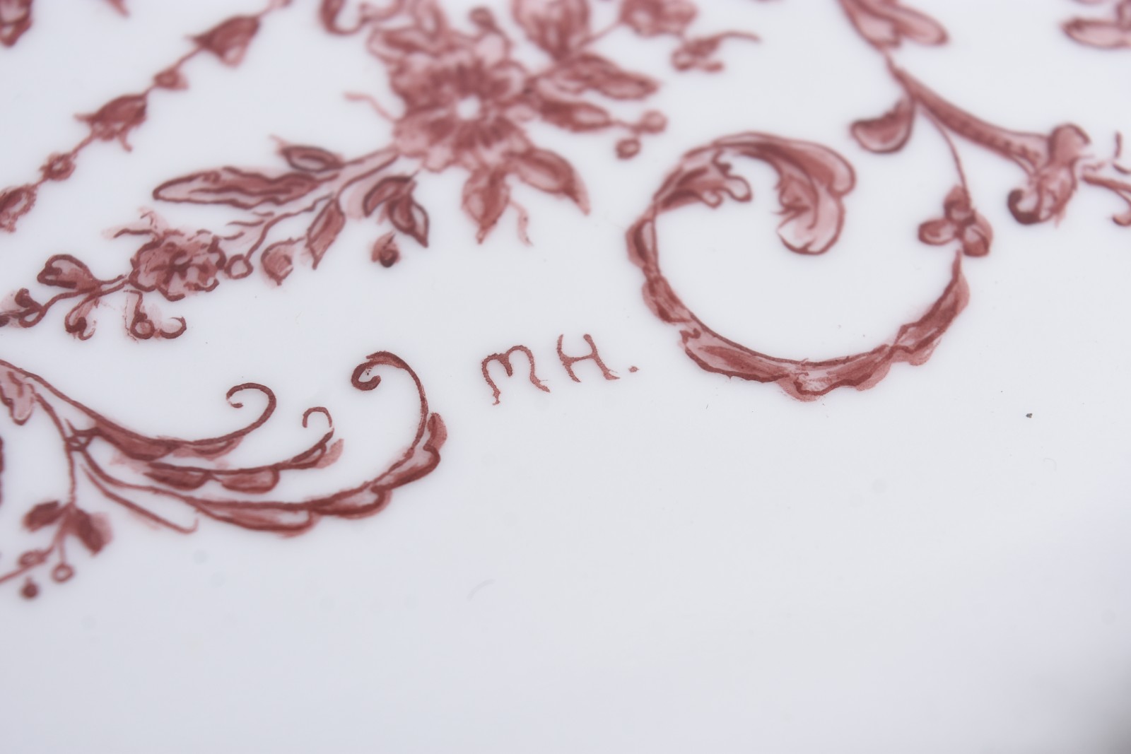 Duas peças de porcelana, sendo potiche oval branco com bordas de... - foto 6 de 6