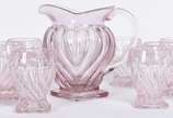 Conjunto de jarra com 10 copos de vidro rosa tr... - Conjunto de jarra com 10 copos de vidro rosa trabalhado em gomos. Anos 50.