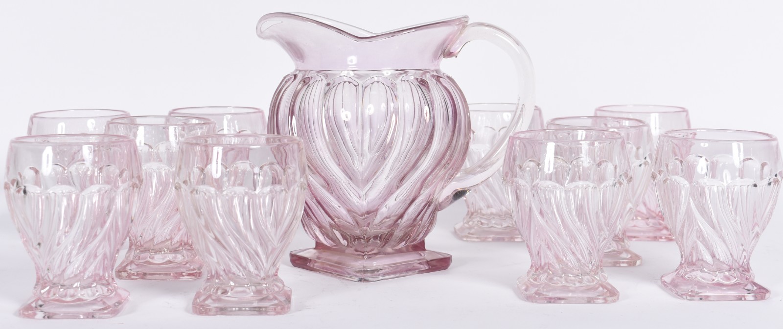 Conjunto de jarra com 10 copos de vidro rosa trabalhado em gomos... - foto 1 de 6