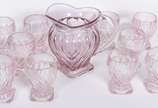 Conjunto de jarra com 10 copos de vidro rosa tr... - Conjunto de jarra com 10 copos de vidro rosa trabalhado em gomos. Anos 50.
