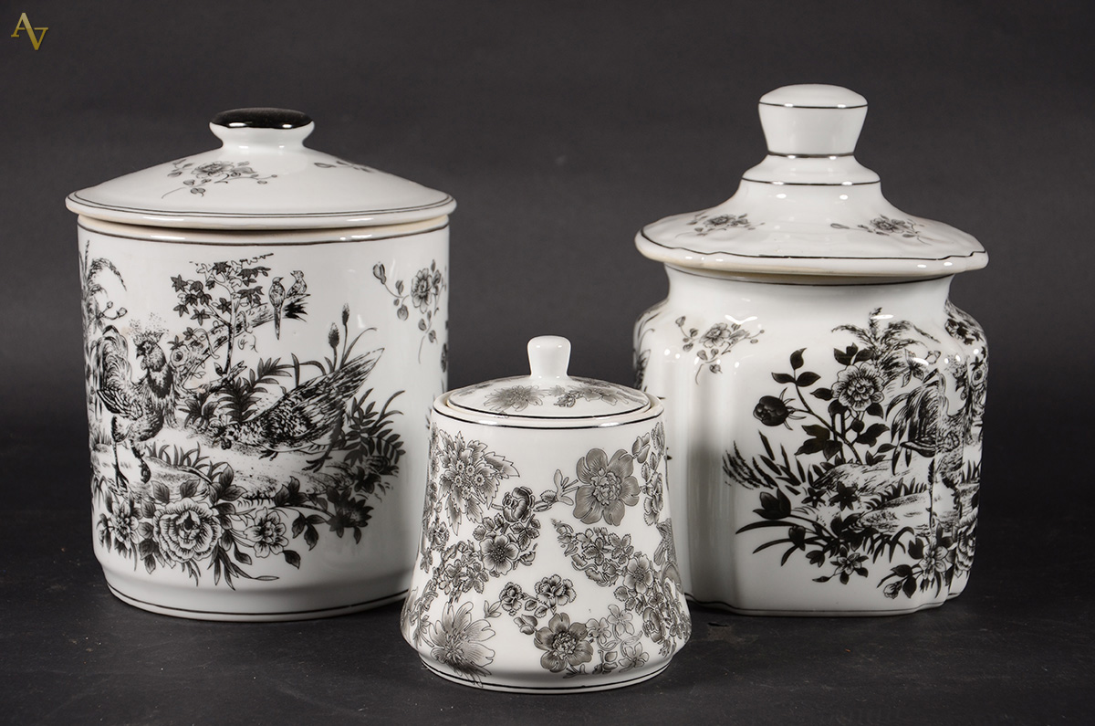 Três potes de cerâmica chinesa com desenhos florais e pássaros. Alts...