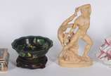 Sete peças diversas, sendo 3 estatuetas represe... - Sete peças diversas, sendo 3 estatuetas representando figura feminina (uma colada), bowl com pássaro, bowl de cloisonné, vaso chinês e caixa de ...