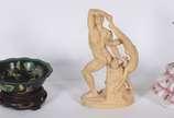 Sete peças diversas, sendo 3 estatuetas represe... - Sete peças diversas, sendo 3 estatuetas representando figura feminina (uma colada), bowl com pássaro, bowl de cloisonné, vaso chinês e caixa de ...