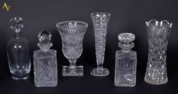 Seis peças diversas de cristal, sendo três vasos lapidados . Alts...