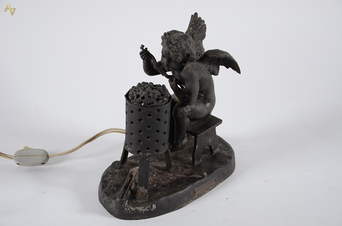 Escultura de petit bronze, representando cupido. Alt. 25 cm - foto 1 de 2