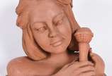 MILLA MINHAVA (Maricá, RJ),  - Escultura de argila representando a cantora "Maysa". Assinada.<br>Ao olhar para uma escultura feita por Milla Minhava tem-se a impressão de que a qual