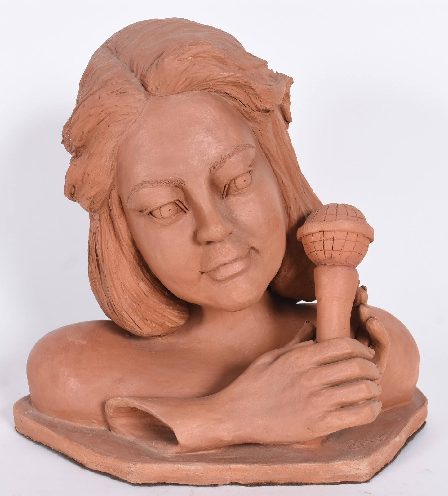 Escultura de argila representando a cantora "Maysa". Assinada. Ao... - foto 1 de 3