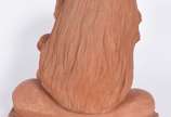 MILLA MINHAVA (Maricá, RJ),  - Escultura de argila representando a cantora "Maysa". Assinada.<br>Ao olhar para uma escultura feita por Milla Minhava tem-se a impressão de que a qual