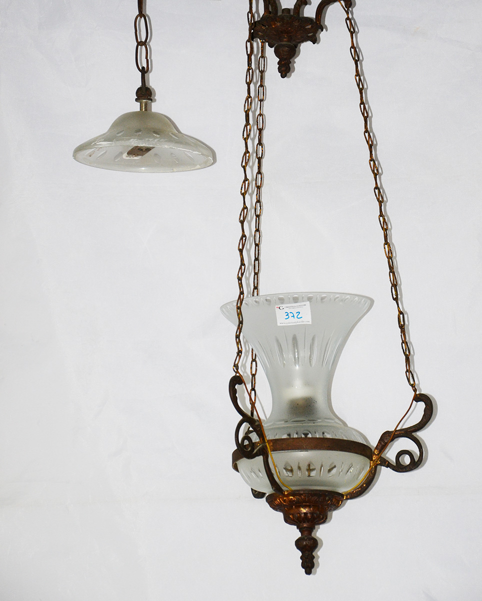 Luminária de teto com vidro fosco e correntes de metal. Altura 65 cm.