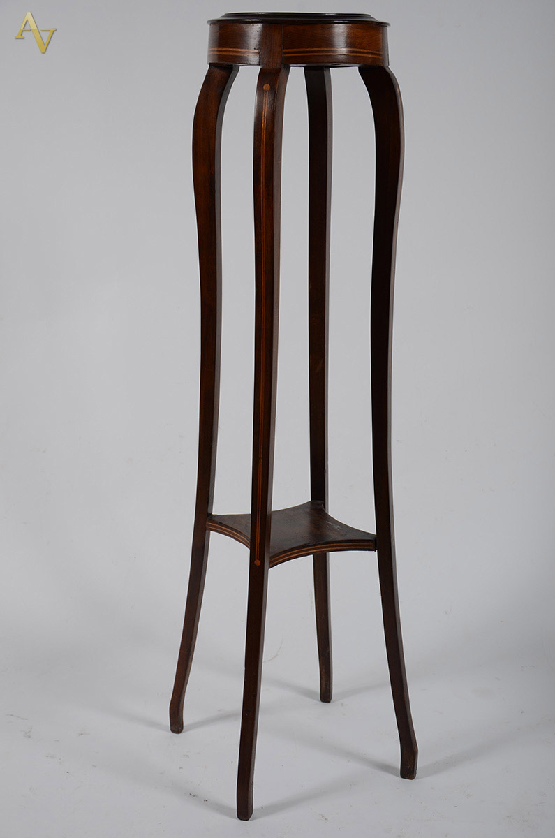 Coluna de madeira filetada, alt. 1,10 , Diam. tampo 26 cm.