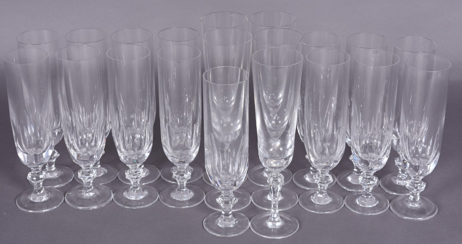 Vinte flutes de cristal sendo 5 de modelos diferentes. - foto 1 de 7