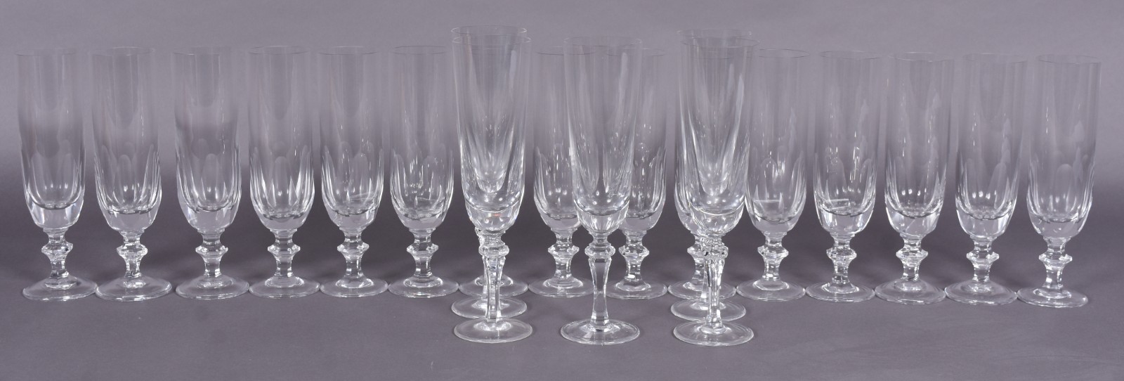 Vinte flutes de cristal sendo 5 de modelos diferentes. - foto 2 de 7