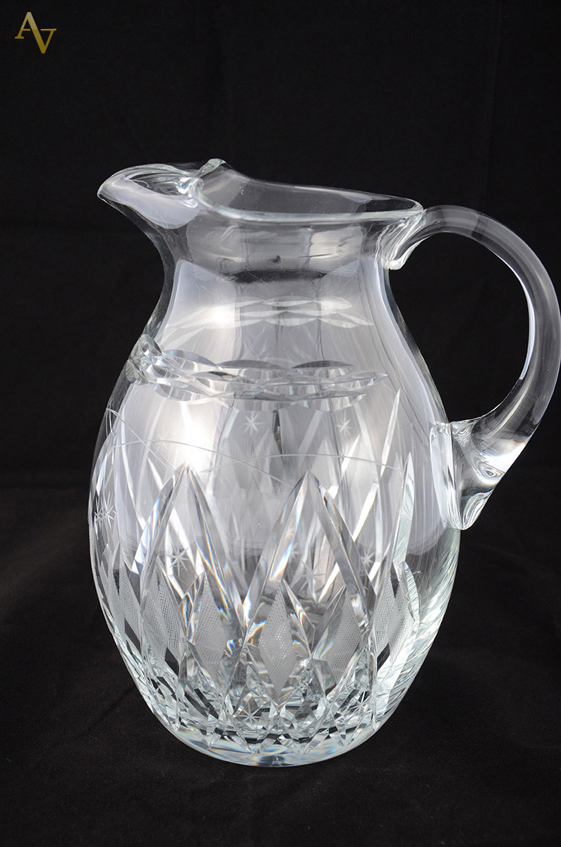 Jarra com alça de cristal europeu lapidado. Alt. 28 cm.