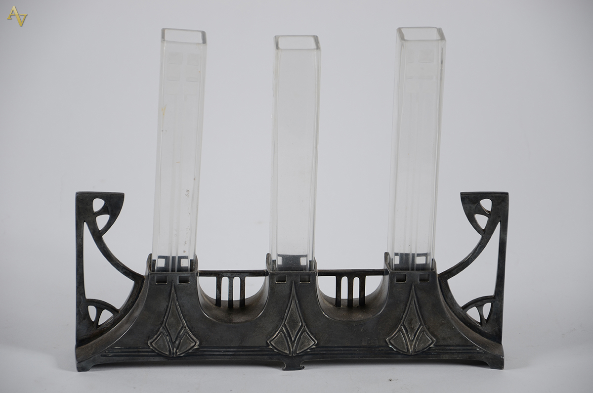 Floreira Art Noveau de estanho com 3 recipientes de cristal lavrado (...