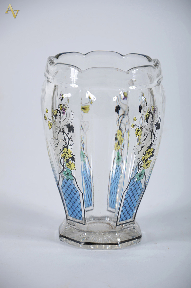 Antigo vaso de vidro facetado, borda em gomos, decorado com figuras...