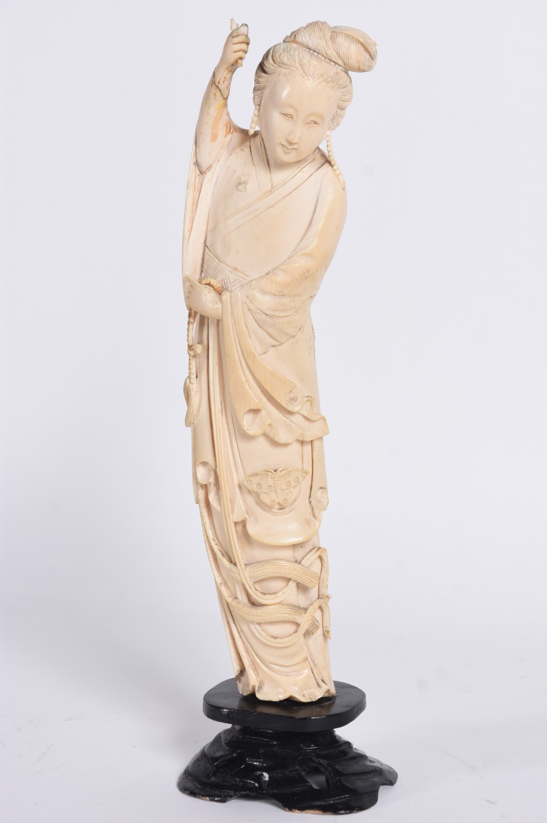 Estatueta de marfim representando gueixa. Pequenos faltas, colados e... - foto 1 de 5