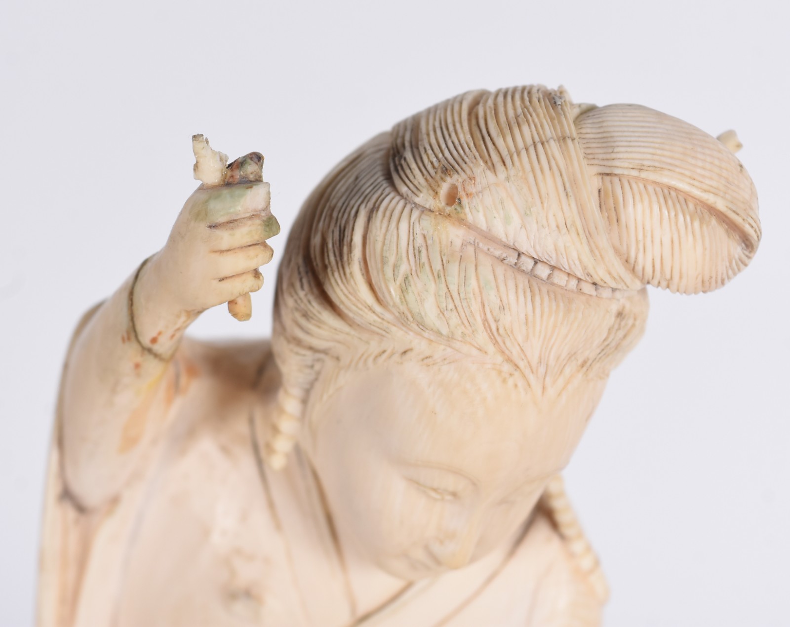 Estatueta de marfim representando gueixa. Pequenos faltas, colados e... - foto 2 de 5