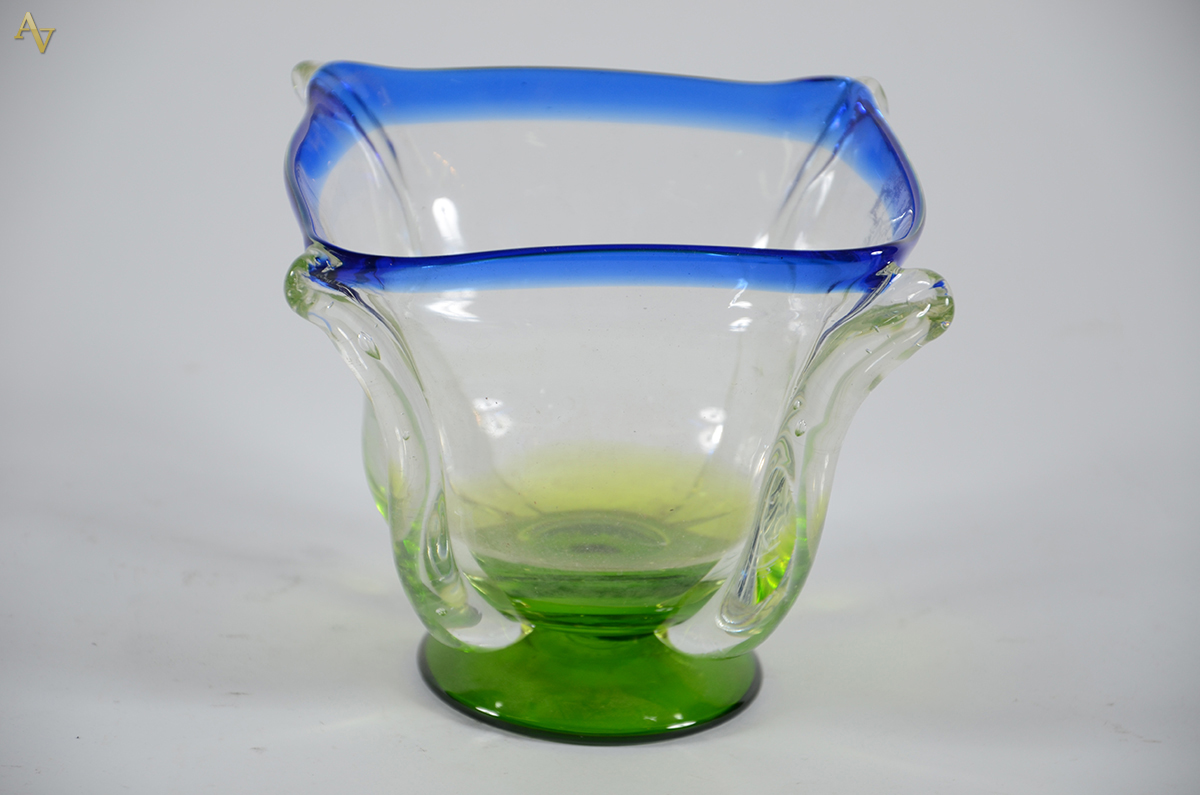 Vaso decorativo na cor azul e verde degrade. Alt. 15 cm.