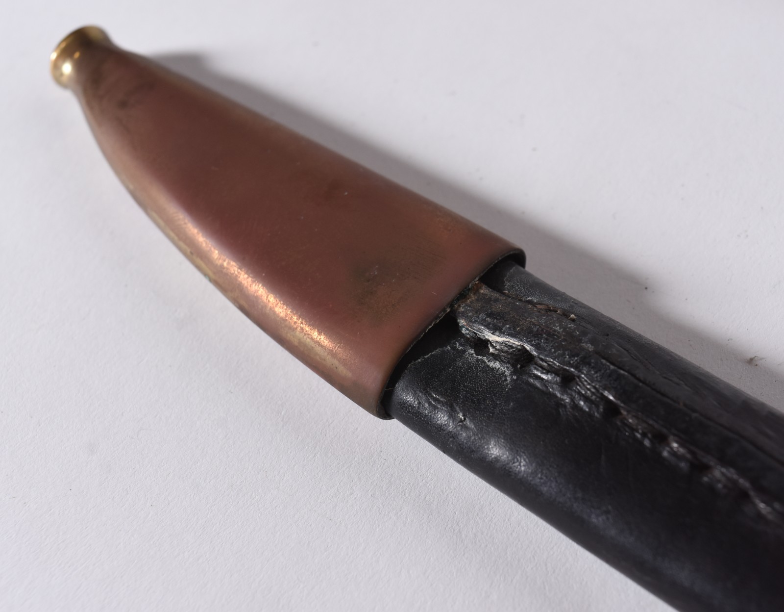 Espada de metal com punho dourado, bainha de couro e metal. No estojo... - foto 11 de 11