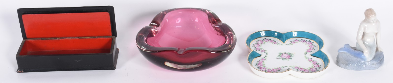 Quatro peças diversas, sendo: cinzeiro de vidro rosa; estatueta de... - foto 1 de 7