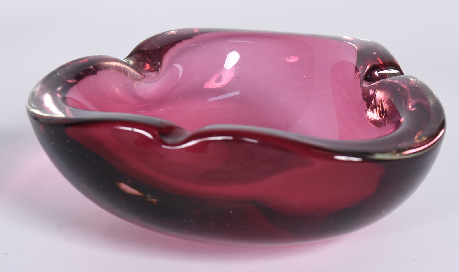 Quatro peças diversas, sendo: cinzeiro de vidro rosa; estatueta de... - foto 2 de 7