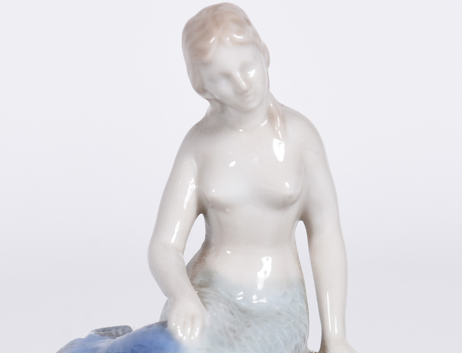 Quatro peças diversas, sendo: cinzeiro de vidro rosa; estatueta de... - foto 5 de 7