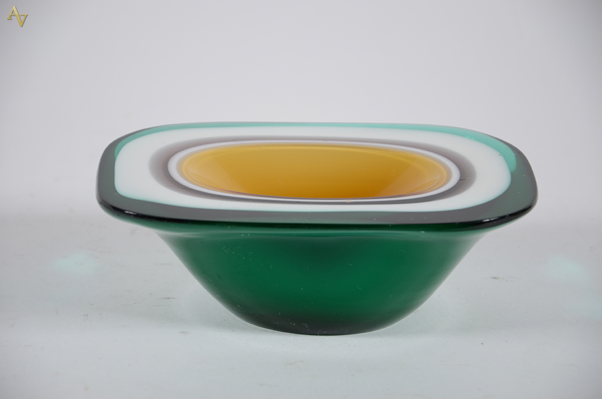 Cinzeiro em blocos de vidro verde e mesclas coloridas. Med. 17 x 12...