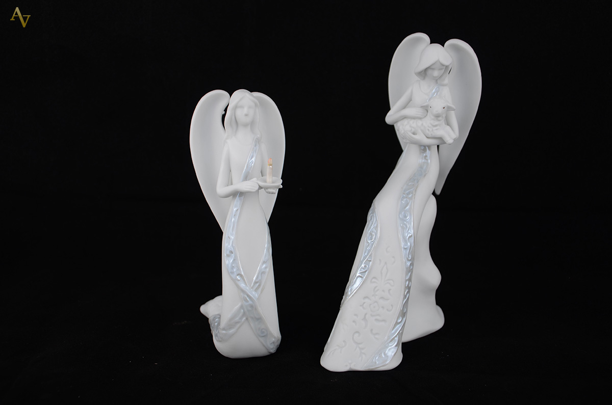 Duas figuras de anjos de porcelana com filetes prateados (anjo da...