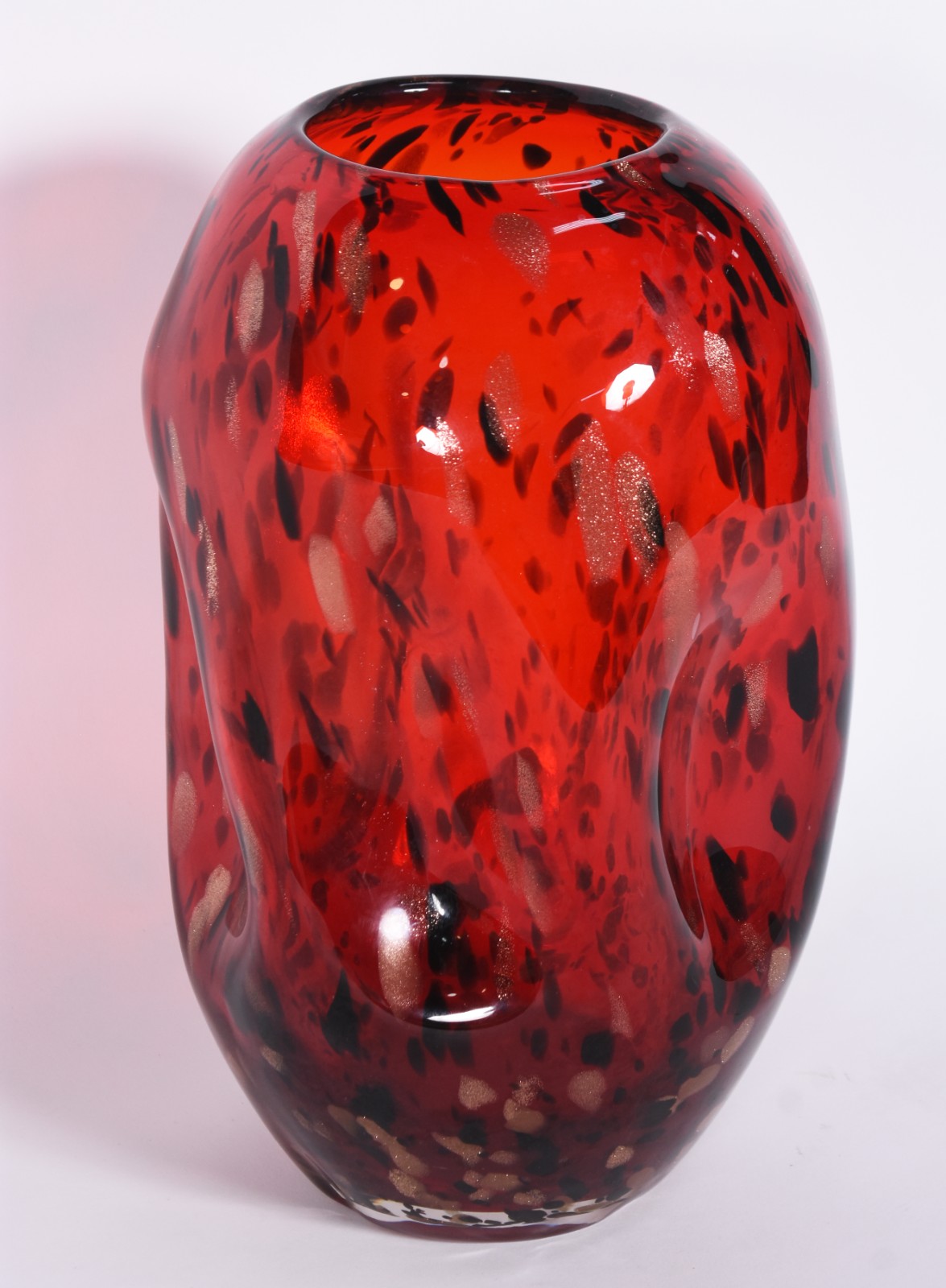 Vaso de vidro decorativo na cor vermelha. - foto 4 de 5