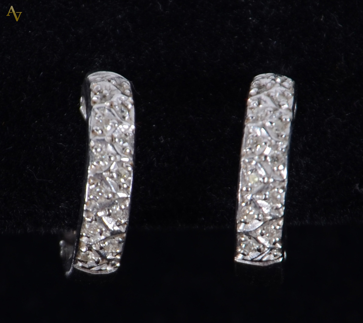 Par de argolas de ouro branco com 32 brilhantes - peso: 4.2 gr.