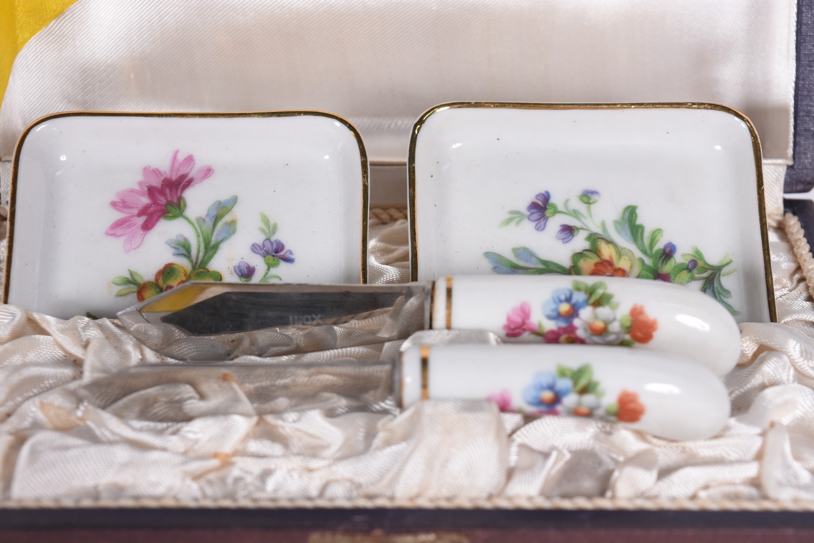 Duas peças, sendo 2 faquinhas com pratinhos para pasta e porta... - foto 9 de 11