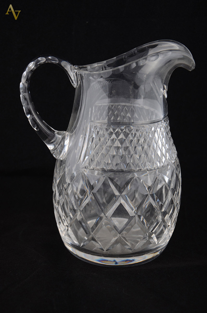 Jarra de cristal lapidado. Alt. 22 cm.