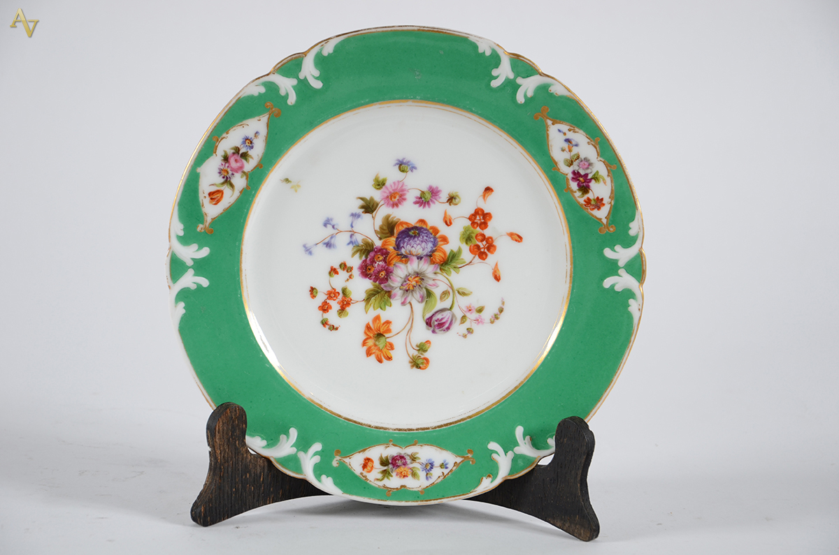 Prato de porcelana francesa RIHOUET, Paris, ricamente decorado com... - foto 1 de 2