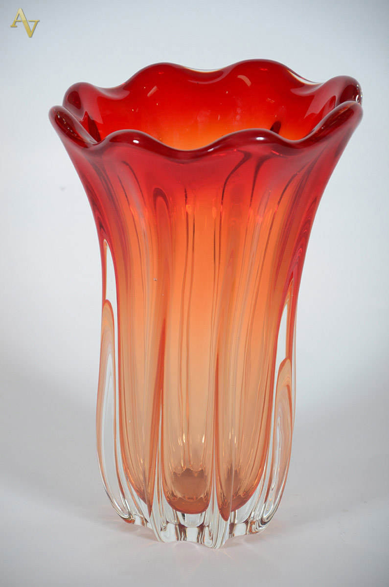 Vaso canelado de murano na cor rubi . Alt. 35 cm - diam. 24 cm.