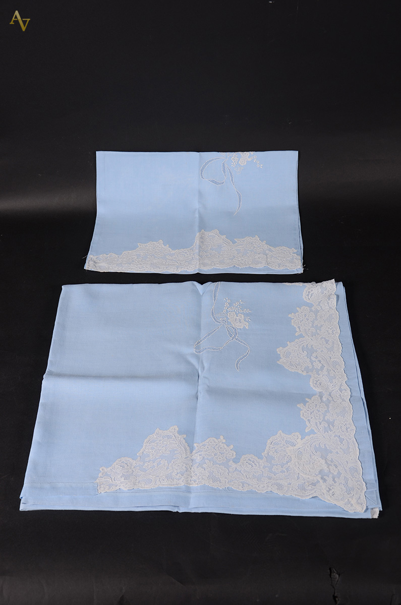 Lençol de linho (casal) com renda e bordados , na cor azul c/ 2...