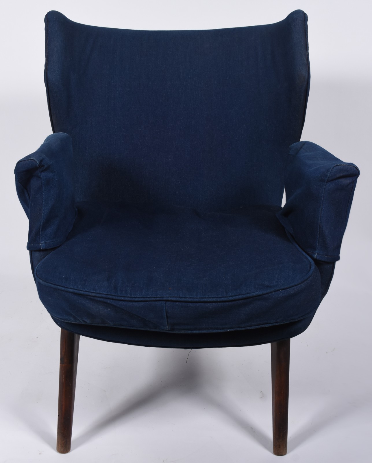 Cadeira estofada e forrada com tecido azul e pés de madeira, anos 60... - foto 2 de 7