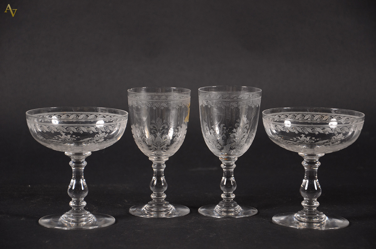 Dez copos SAINT LOUIS sendo 5 p/ champagne; 5 p/ vinho branco ( com...